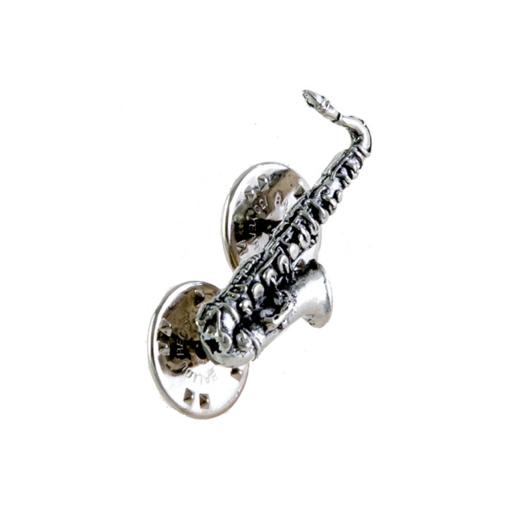 Pin saxo plateado