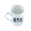 Tasse en porcelaine, partition et clé de sol