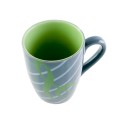Tasse verte en porcelaine avec clé de sol